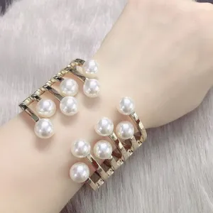 Female pearl bracelet