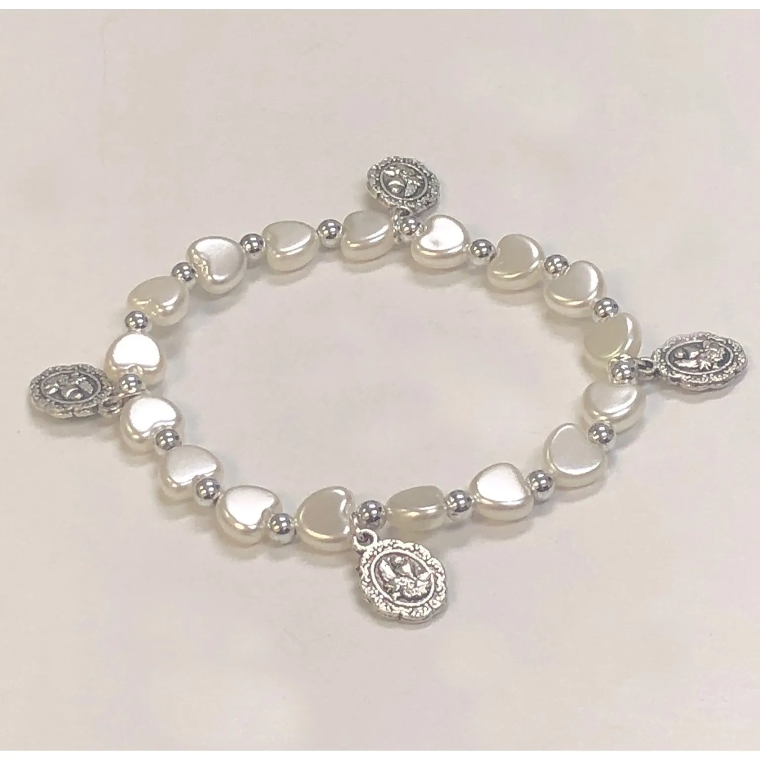 Imitation Pearl Stretch Bracelet With Heart Shaped Beads