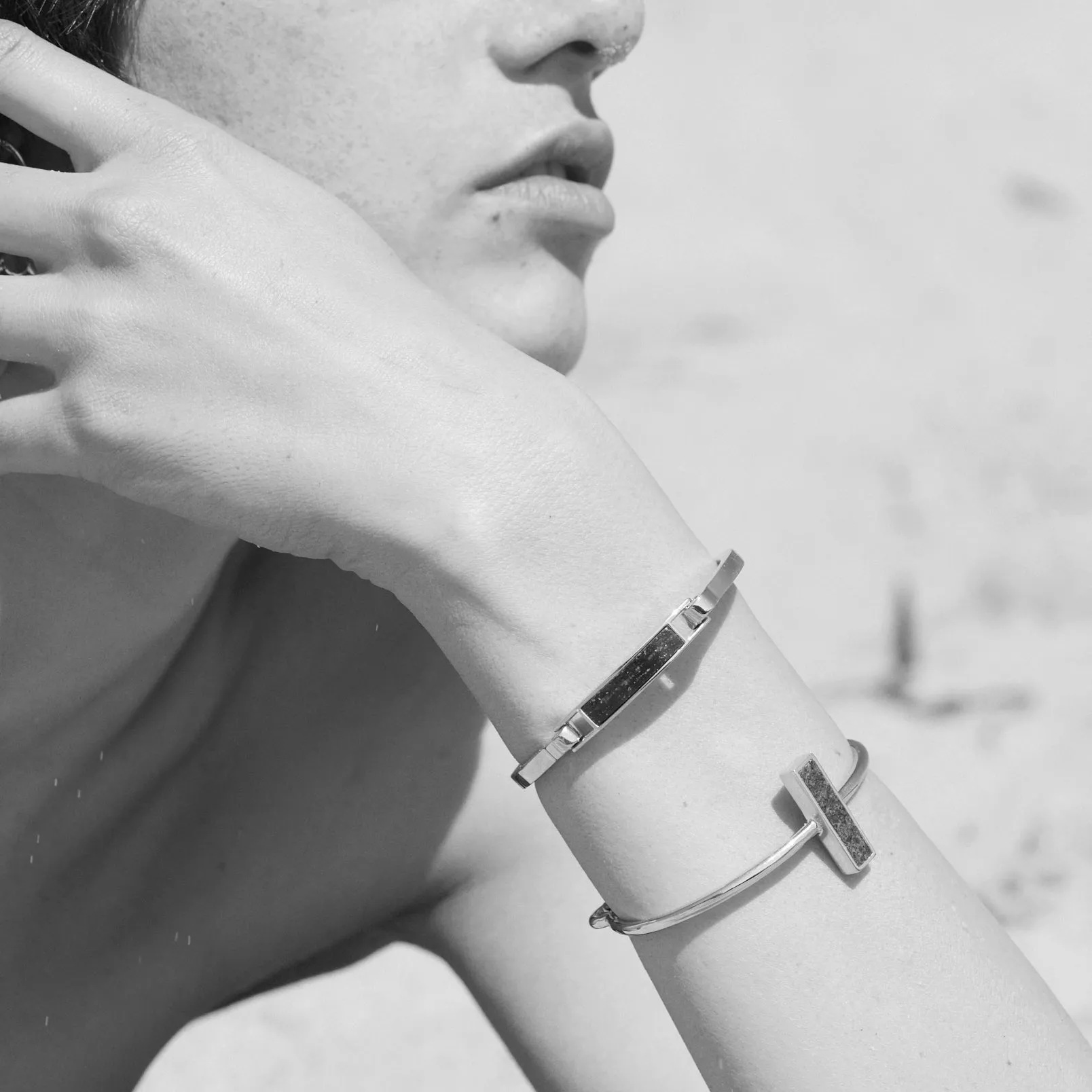 INLAID CROSSBAR CUFF - ONYX